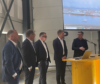 Kjell Giæver (til høyre) og energiminister Terje Aasland på besøk hos Aker Solutions i Sandnessjøen juni 2023.