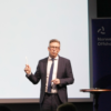 Kjell Giæver, direktør Arctic Energy Partners, på scenen under Havblest 2024.
