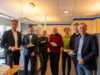 90-åringen H.Blix ble feiret med kake fra Energidepartementet og energiminister Terje Aasland. Her er Aasland sammen med ansatte i bedriften og medlemmer av Blix-familien.