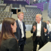 Trond Bokn, direktør for prosjektutvikling i Equinor (midten). Her sammen med Greger Mannsverk, Kimek, på Nord-Norge-standen Xplore North på ONS 2024.