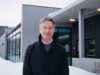 Energiminister Terje Aasland gleder seg over gode tider for leverandørindustrien i Nord-Norge. Her fra besøk i Finnmark iforbindelse med Barentshavkonferansen i mars 2025. 