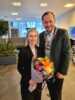 Inger Eriksen leder Hammerfestkontoret til Vår Energi. Her sammen med ordfører i Hammerfest Terje Rogde på kakemarkering av Goliat 10 år i Hammerfest