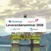 “Et offshore installasjonsanlegg i fjordlandskapet med en informasjonsplakat foran som annonserer 