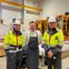 Gjestene på omvisningen fikk lokal mat til lunsj på i Equinorbygget på Norsea Polarbase. Fra høyre: Rune Nedergaard, Equinor, Eirik Bæivi, Bæivi as, og Grete Haaland, Equinor.