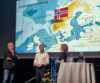 Statssekretær og helgelending Elisabeth Sæther mottok rapporten på vegne av OED under Offshore Nordland. Her i dialog med fylkesrådsleder Thomas Norvoll og Geir Seljeseth fra Energi Industri under