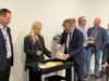 Årets Levert-rapport ble presentert i Harstad i september. Leveransetallene for 2022 kom på 5, 1 milliarder! Signe Kilskar, KPB, og Kjell Giæver deler ut kake under lanseringen.